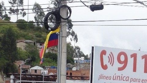 Venezolanos esperan en el paso de Rumichaca en Tulcán, Ecuador.