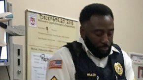 Los oficiales consiguieron calmar al paciente.