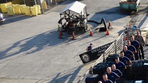 Personal de la Guardia Costera con el cargamento.