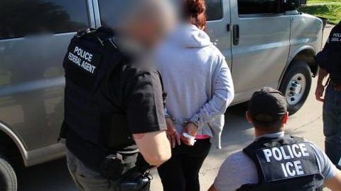 Agentes de ICE realizando una captura