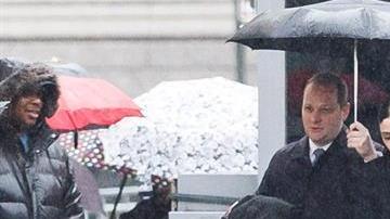 Coronel en una de sus comentadas llegadas a la corte federal de Brooklyn.