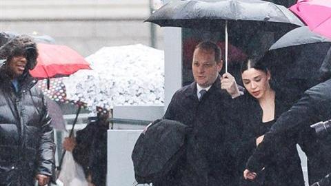 Coronel en una de sus comentadas llegadas a la corte federal de Brooklyn.