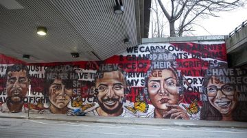 Mural pintado por la joven artista mexicana Yehimi Cambrón, que muestra los rostros de cinco migrantes que viven en Atlanta junto a varias mariposas monarcas, símbolo de esta comunidad porque migran libremente de un lugar a otro.