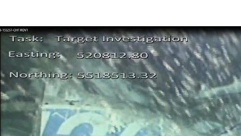 Se aprecia un cuerpo humano entre los restos del avión en el que viajaba el futbolista argentino Emiliano Sala.