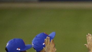 Los jugadores de Panamá celebran la victoria ante Dominicana en la Serie del Caribe 2019.