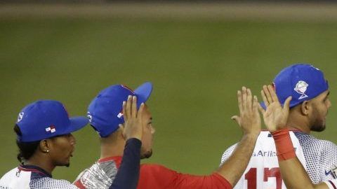 Los jugadores de Panamá celebran la victoria ante Dominicana en la Serie del Caribe 2019.