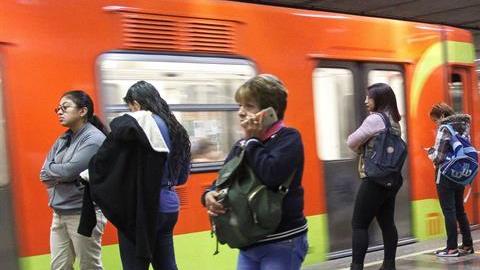 Mujeres en el Metro de la Ciudad de México.