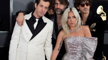 La cantante Lady Gaga posa a su llegada a la alfombra roja de la ceremonia de los Premios Grammy en el Staples Center.