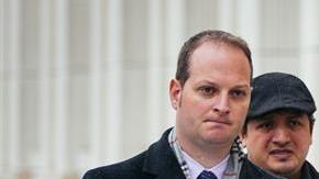 Emma Coronel lucía tranquila a su salida del tribunal.