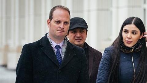 Emma Coronel lucía tranquila a su salida del tribunal.