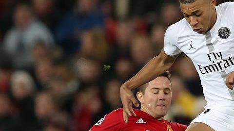 París Saint-Germain derrotó 0-2 al Manchester United en los octavos de ida