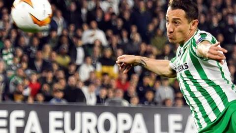 Andrés Guardado fue titular en la derrota del Betis ante el Valencia