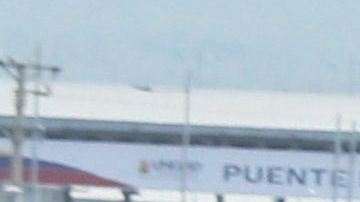 Venezolanos arman corredor humano en frontera colombiana para ingresar ayuda