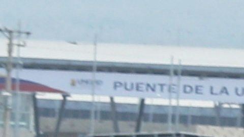 Venezolanos arman corredor humano en frontera colombiana para ingresar ayuda