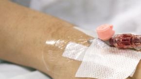 Una transfusión le salvó la vida y años más tarde la llena de amor.