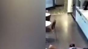 El hombre fingió que se resbaló.