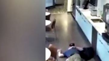 El hombre fingió que se resbaló.