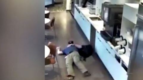 El hombre fingió que se resbaló.