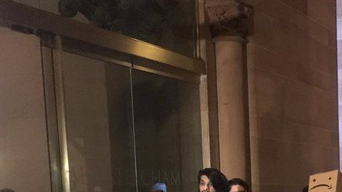 Activistas en Albany protestan contra el acuerdo con Amazon.