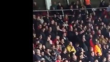 Aficionados simularon ser aviones durante los honores a Emiliano Sala