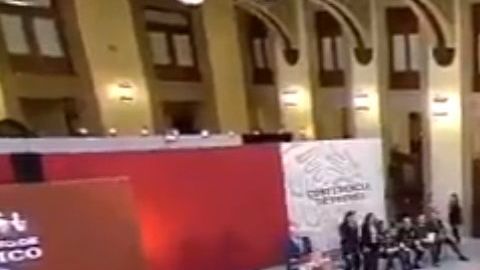 El mandatario pidió tranquilidad a los reporteros.