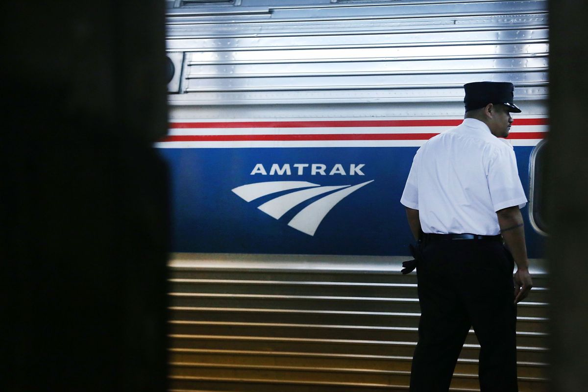 Las autoridades aún no han revelado la identidad de la víctima que fue atropellado por un tren de Amtrak a las 9:30 am. 