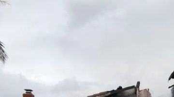 El avión se estrelló contra una vivienda unifamiliar y provocó un fuerte incendio en la estructura.