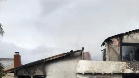 El avión se estrelló contra una vivienda unifamiliar y provocó un fuerte incendio en la estructura.