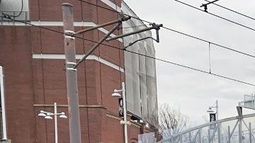 Bomberos de Baltimore al lado de los baños calcinados