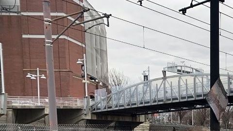 Bomberos de Baltimore al lado de los baños calcinados