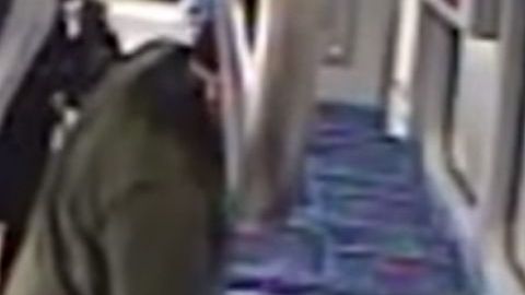 El desespero del padre fue captado en cámara.