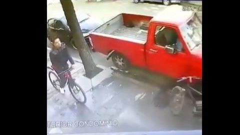 El sujeto fue captado por cámaras de videovigilancia.