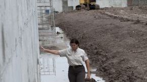 Empleada del Refugio de Vida Silvestre del Bajo Río Grande Nancy Brown en el lugar de construcción en 2008.