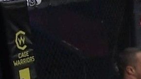 El peleador francés Sofiane Boukichou (izq) se lesionó gravemente la pierna en 'Cage Warriors'