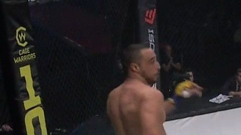 El peleador francés Sofiane Boukichou (izq) se lesionó gravemente la pierna en 'Cage Warriors'
