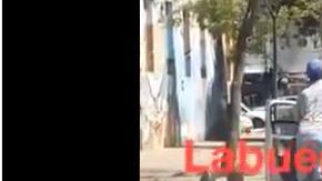 El detenido se bajó a ayudar a los policías.