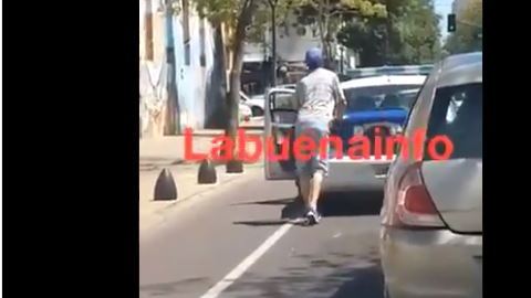 El detenido se bajó a ayudar a los policías.