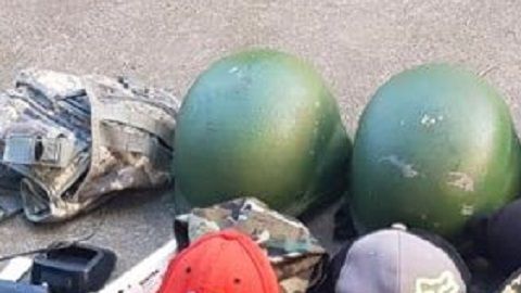 Diversos productos, además de armas, fueron hallados por autoridades.