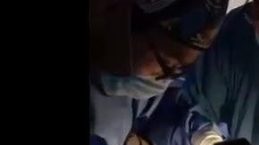 Usaron la luz del celular para seguir con la operación