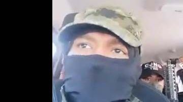 Los presuntos miembros del CJNG aparecen con armas largas en el video.