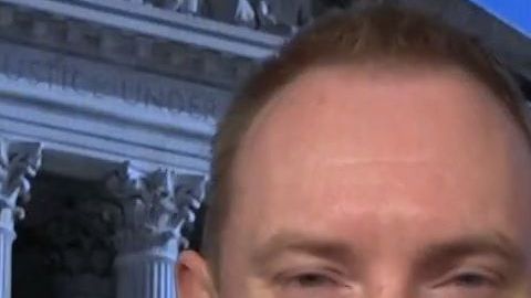 Cliff Sims acusa al presidente Trump de violar sus derechos.