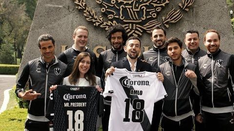 El equipo de Club de Cuervos quiso reunirse con López Obrador, pero no tuvo suerte