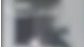 El pequeño tomó el poste de la lámpara y sintió la descarga.