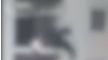 El pequeño tomó el poste de la lámpara y sintió la descarga.