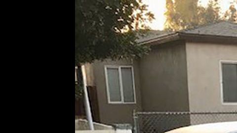 Bomberos de Anaheim rompieron el auto.