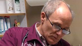 Una niña con autismo va al veterinario con su gato de peluche.