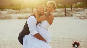 Una pareja se compromete justo al mismo tiempo que cada uno se divorcia de sus anteriores parejas.