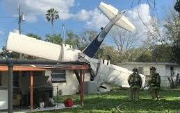 Un avión se estrelló contra una casa en Florida.