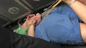 Una pasajero violento tuvo que ser maniatado en pleno vuelo.