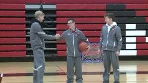 Un jugador ciego consigue encestar para su equipo.